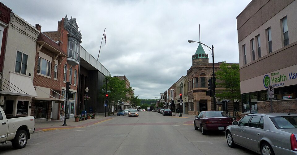 Fayl:2009-0528-Decorah-downtown.jpg