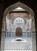Fos madrasasi al-Attarinada (1323-1325) muqarnas bezakli lambreken yoki „muqarnas“ archi