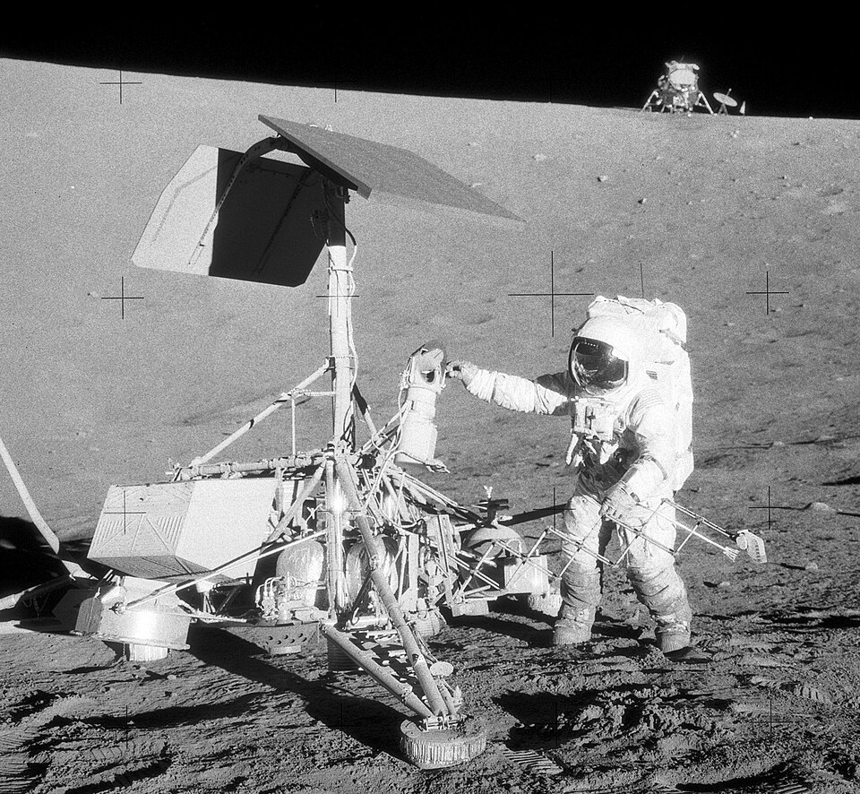 Fayl:Apollo12ConradSurveyor.jpg
