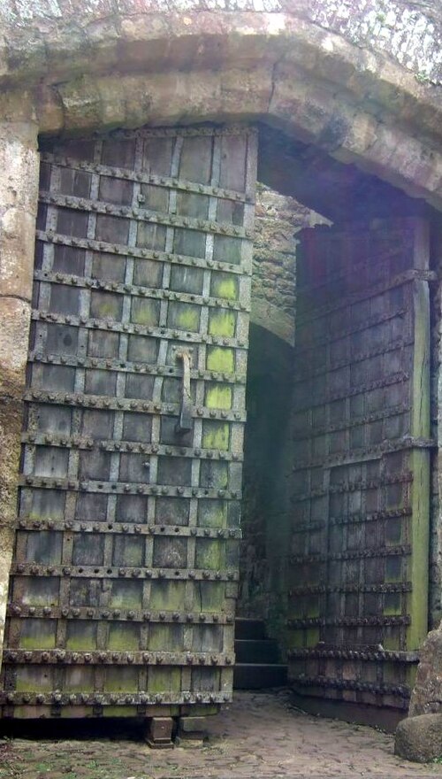 Fayl:Dunster Castle gate.jpg