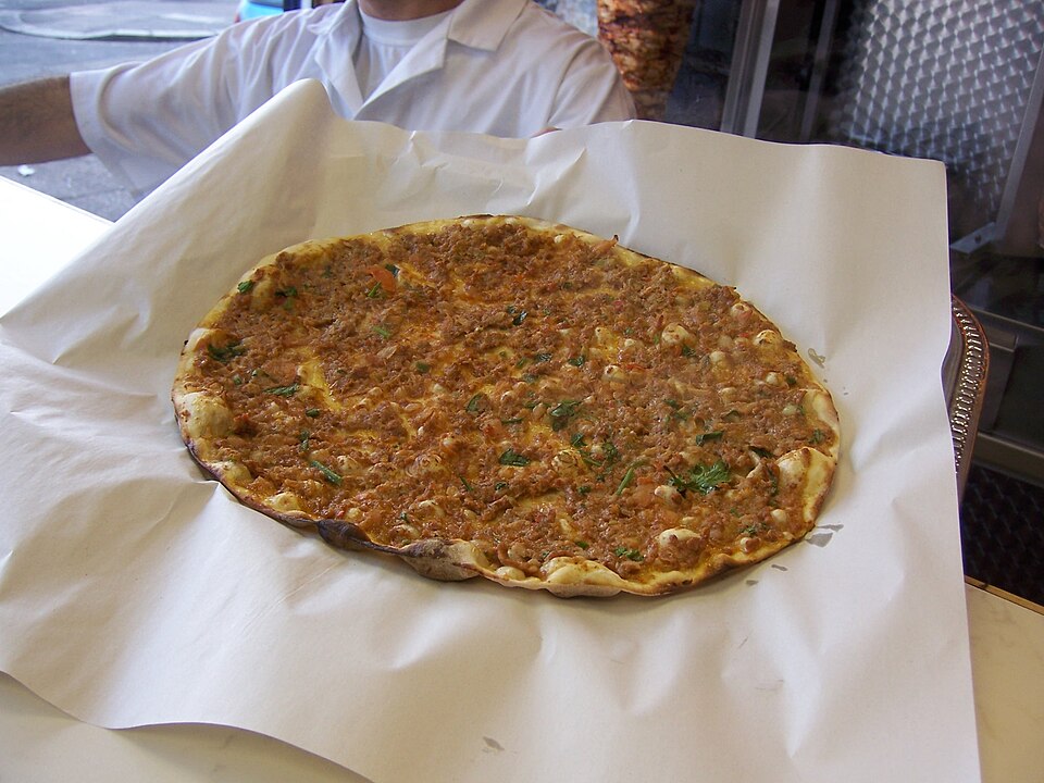 Fayl:Lahmacun being served.JPG