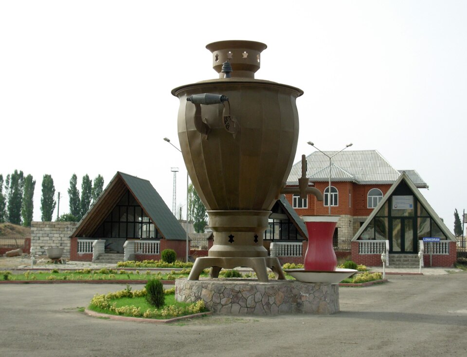 Fayl:Samovar Lenkoran Azerbaijan.JPG