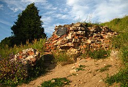 Руины ворот замка.