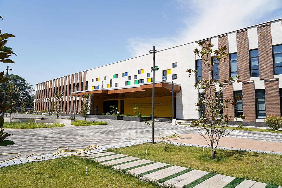 Fayl:Andijan president school front.jpg