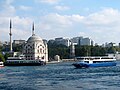 Dolmabahçe masjidining dengizdan koʻrinishi