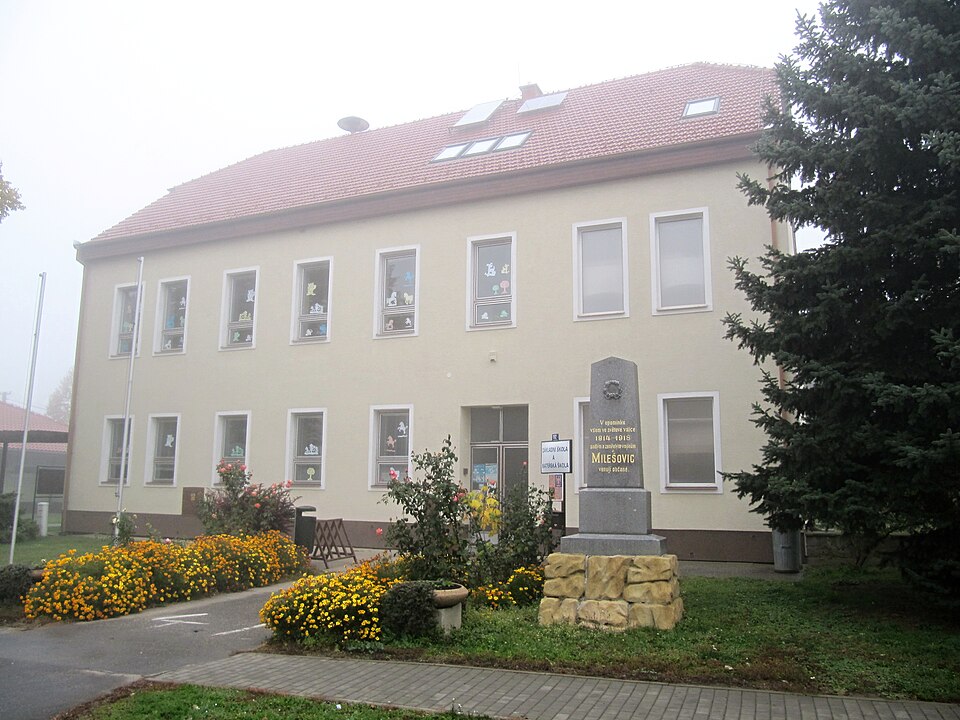 Fayl:Milešovice, ZŠ.jpg