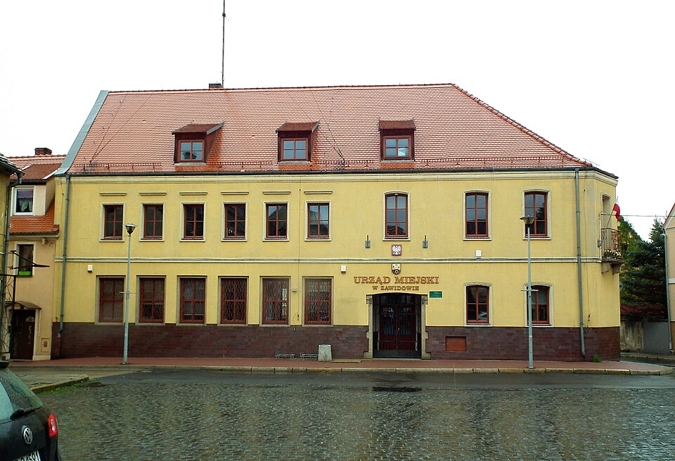 Fayl:Town Hall, Zawidow (2).jpg