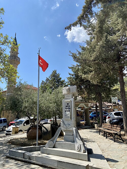 Fayl:Yeşilyurt Köy Meydanı.jpg
