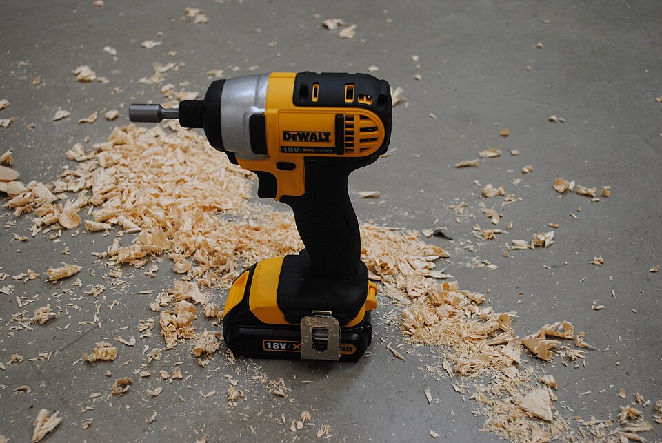 Fayl:Dewalt DCF885C2 Impact Driver.jpg