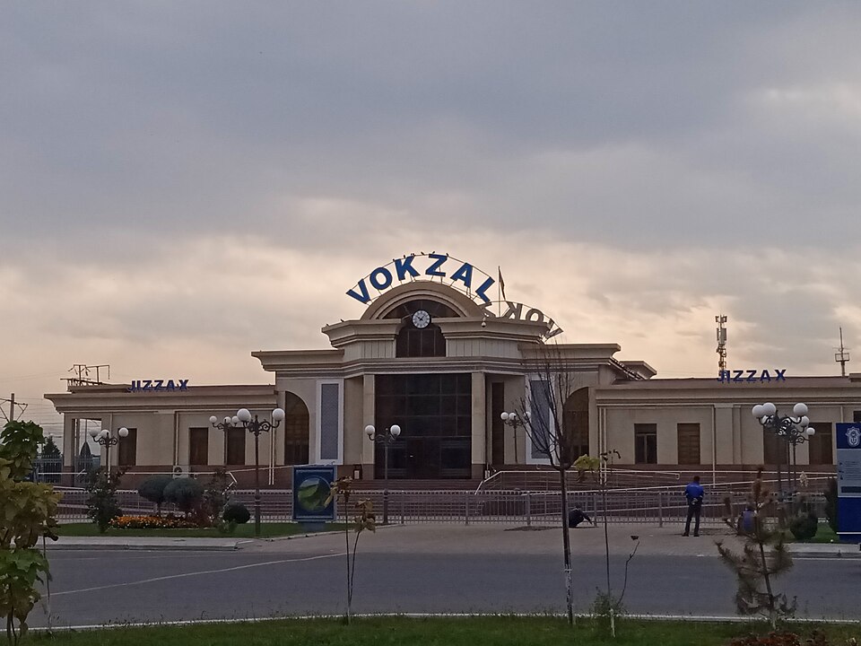 Fayl:Jizzax temir yoʻl vokzali 2.jpg