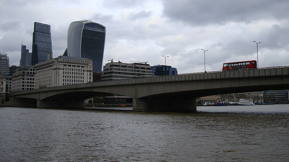 Fayl:London Bridge - December 2015.JPG