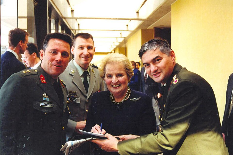 Fayl:Madeleine Albright NATO.jpg