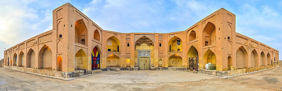 Fayl:Mahyar Caravanserai panorama.jpg