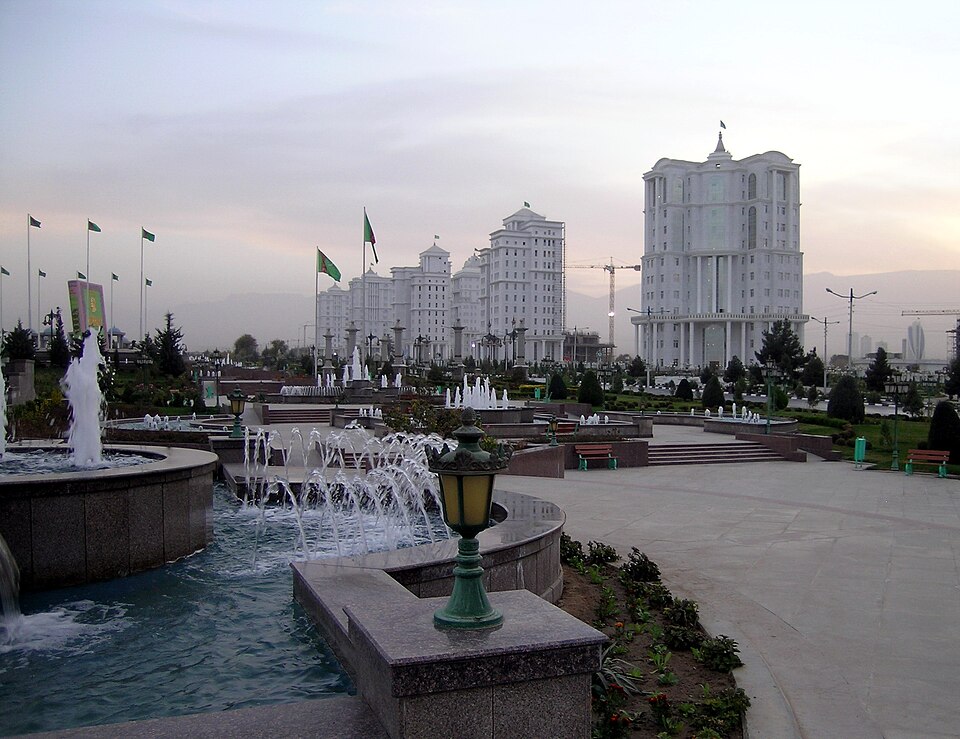 Fayl:Turkmenistan Independence Monument, Ruhnama.jpg