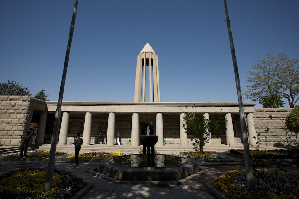 Fayl:Avicenna Mausoleum.jpg