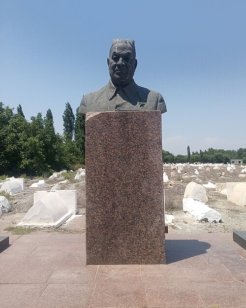 Fayl:Buzrukxoʻja Usmonxoʻjayev haykali.jpg