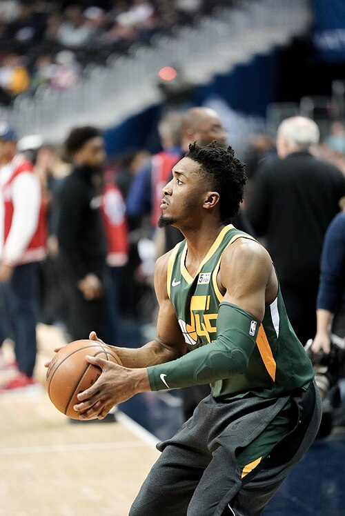 Fayl:Donovan Mitchell shooting.jpg