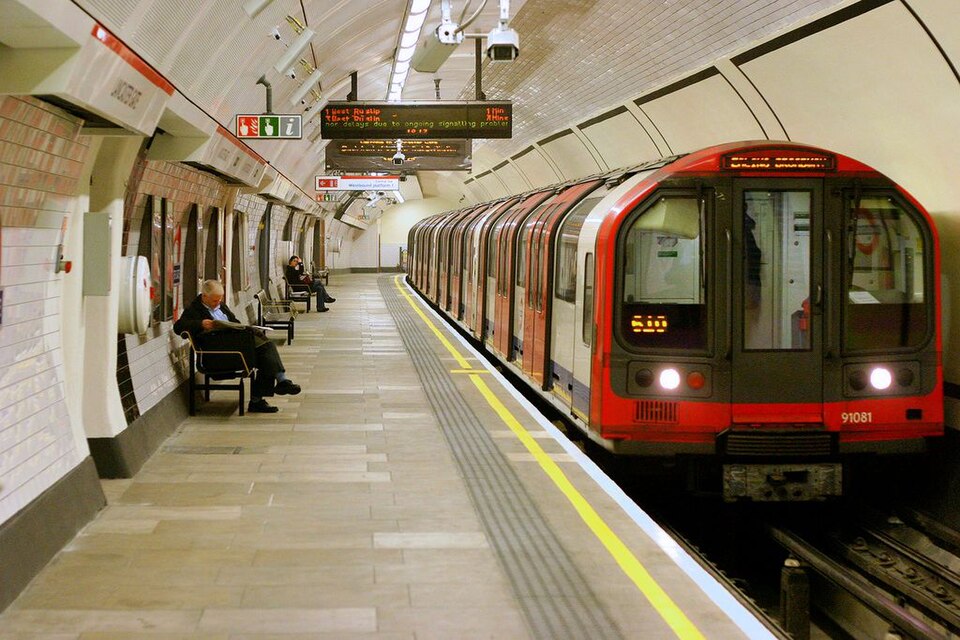 Fayl:Lancaster Gate tube.jpg