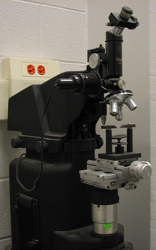 Fayl:Vickers-tester.jpg