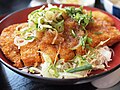 Soya sousi va yashil piyoz solingan bir piyola katsudon
