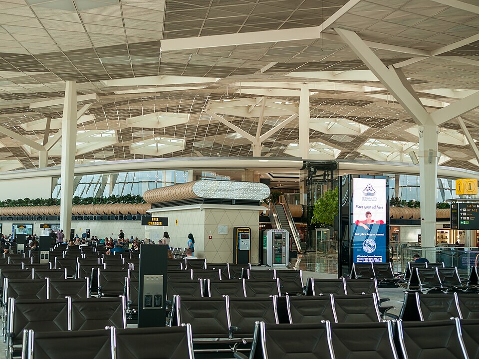 Fayl:Aliyev airport, Baku (P1090548).jpg