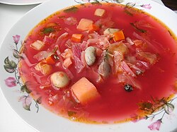 Loviya va boshqa sabzavotlar bilan tayyorlangan bir kosa borsh
