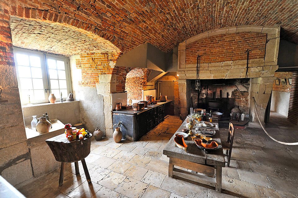 Fayl:Château de La Bussière Kitchen.jpg