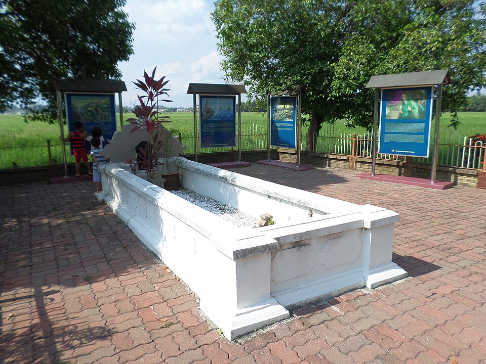 Fayl:Tun Teja Mausoleum.jpg