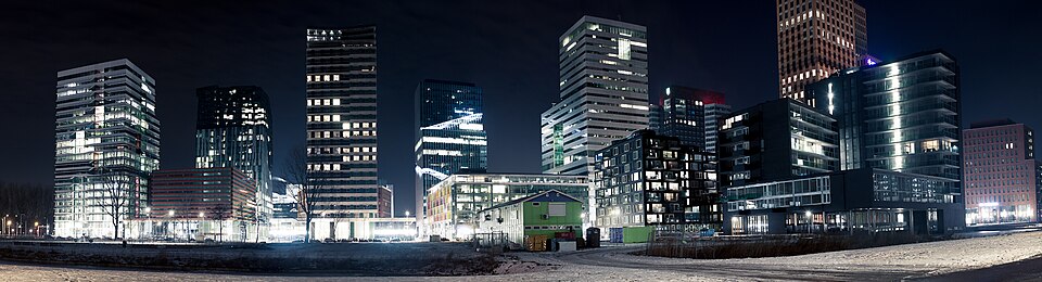 Fayl:Zuidas by night, Amsterdam.jpg