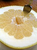 Ushbu oq nav Pomelo qalin mezokarp qatlami bilan qoplangan