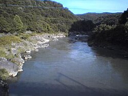 Asahikava yaqinidagi Ishikara daryosi