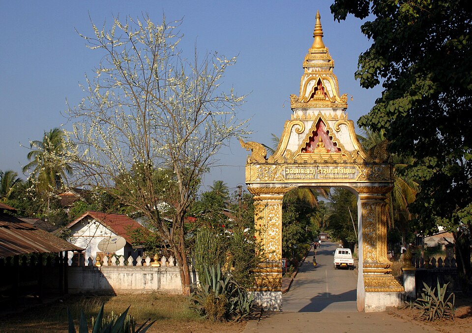 Fayl:Luang Prabang-Wat That Luang-02-Eingang.jpg