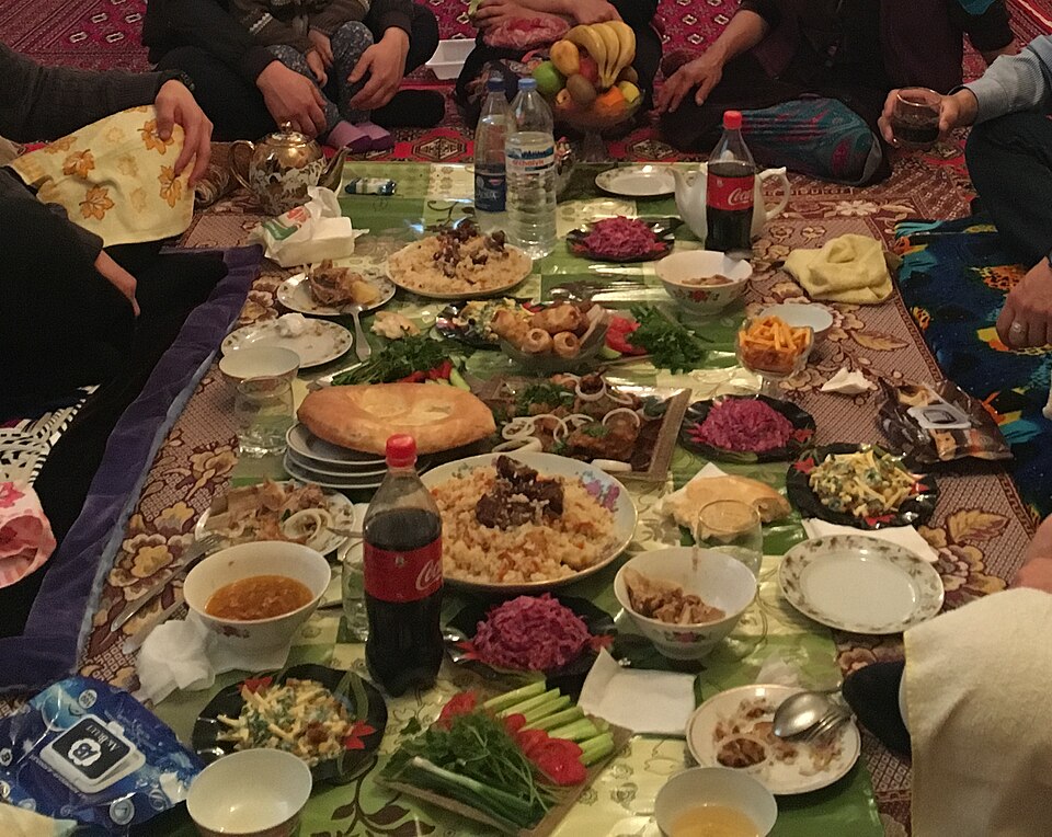 Fayl:Turkmen-meal-on-sachak.jpg