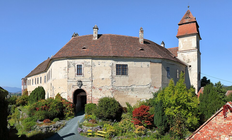 Fayl:Bernstein - Burg, äußerer Burghof.JPG
