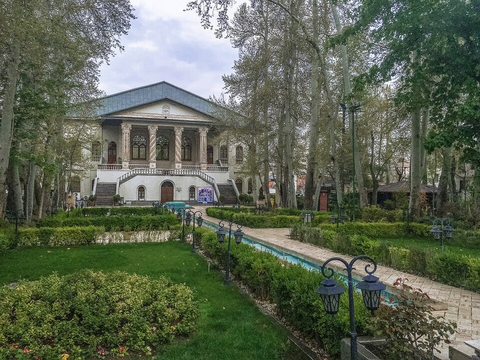 Fayl:Ferdows Garden, Tehran.jpg
