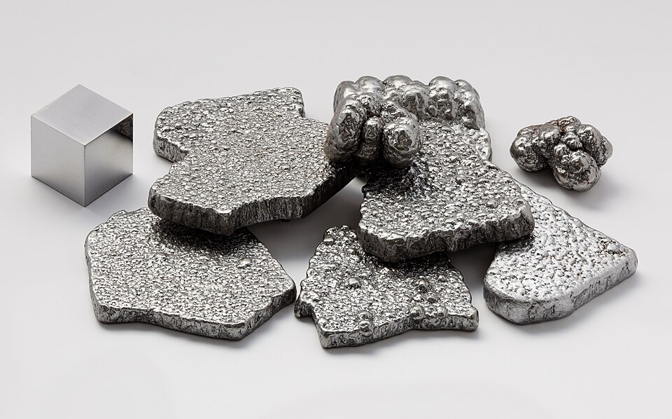 Fayl:Iron electrolytic and 1cm3 cube.jpg
