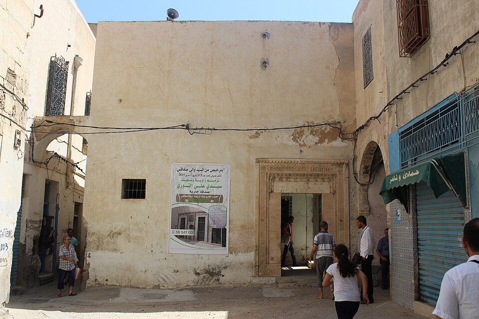 Fayl:Sidi ali ennouri mausoleum Facade.jpg