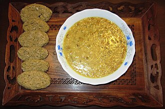 Tarhana: tayyorlash (chapda) va tayyor taom (oʻngda)