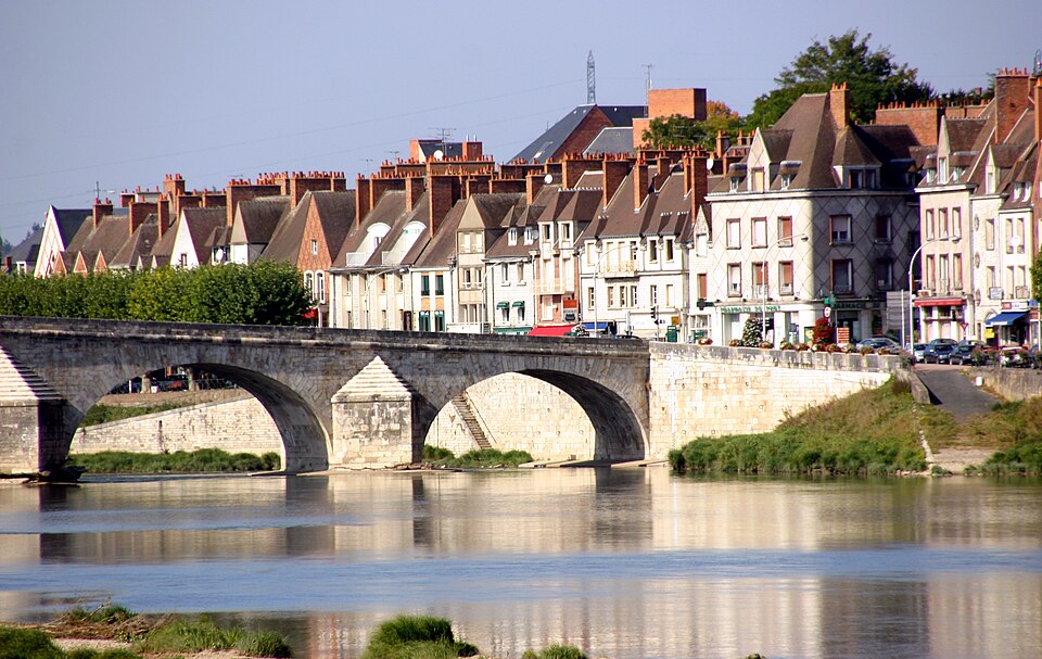 Fayl:Gien-110-Loire-Stadt-2008-gje.jpg