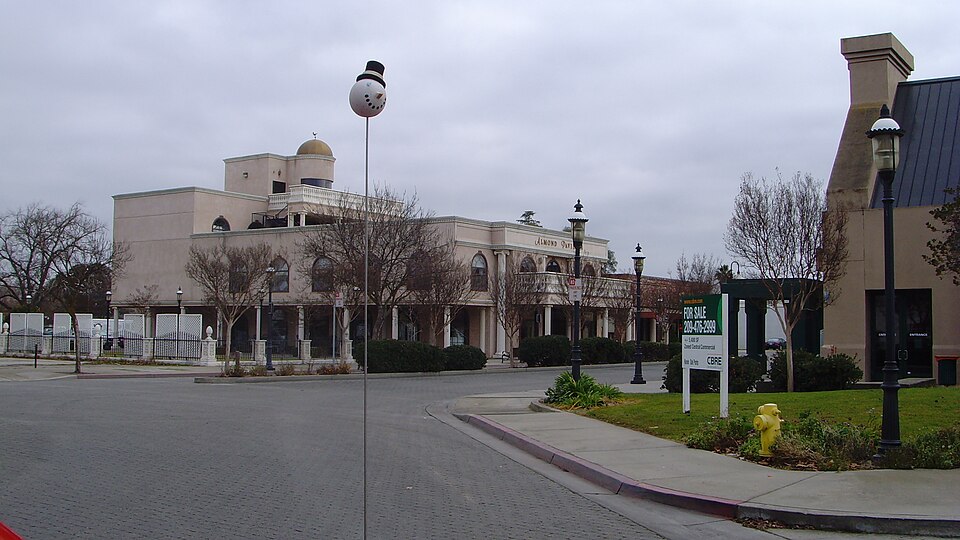 Fayl:Hershey Plaza Oakdale.jpg
