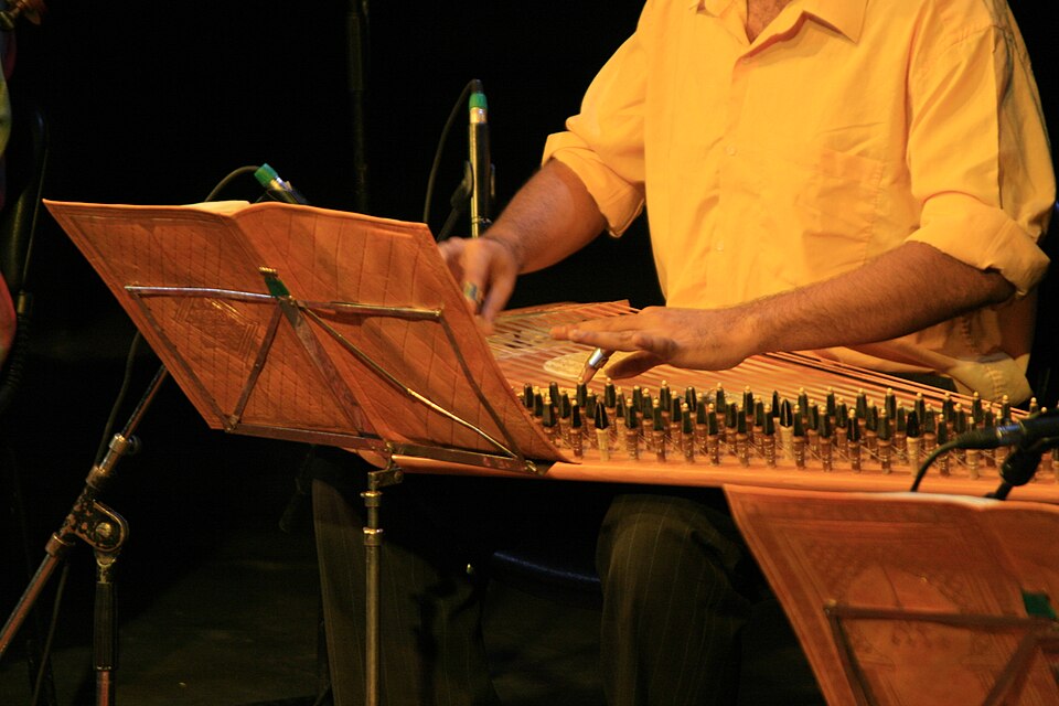 Fayl:Kanun performance by paulkist.jpg