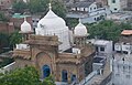 Bitta katta va ikkita kichik gumbazli masjidning yuqoridan koʻrinishi