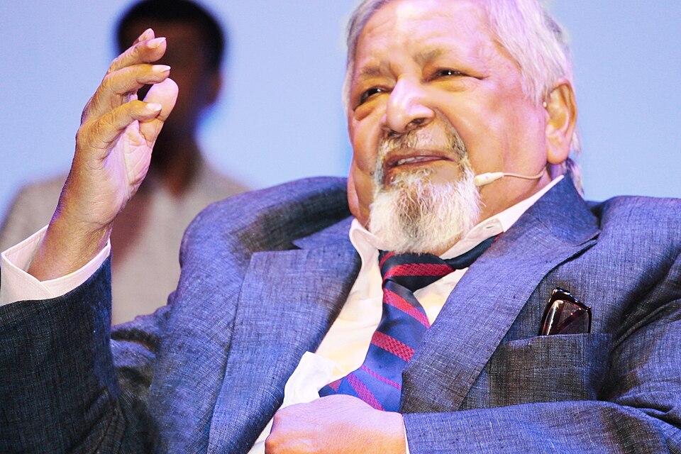 Fayl:VS Naipaul 2016 Dhaka.jpg