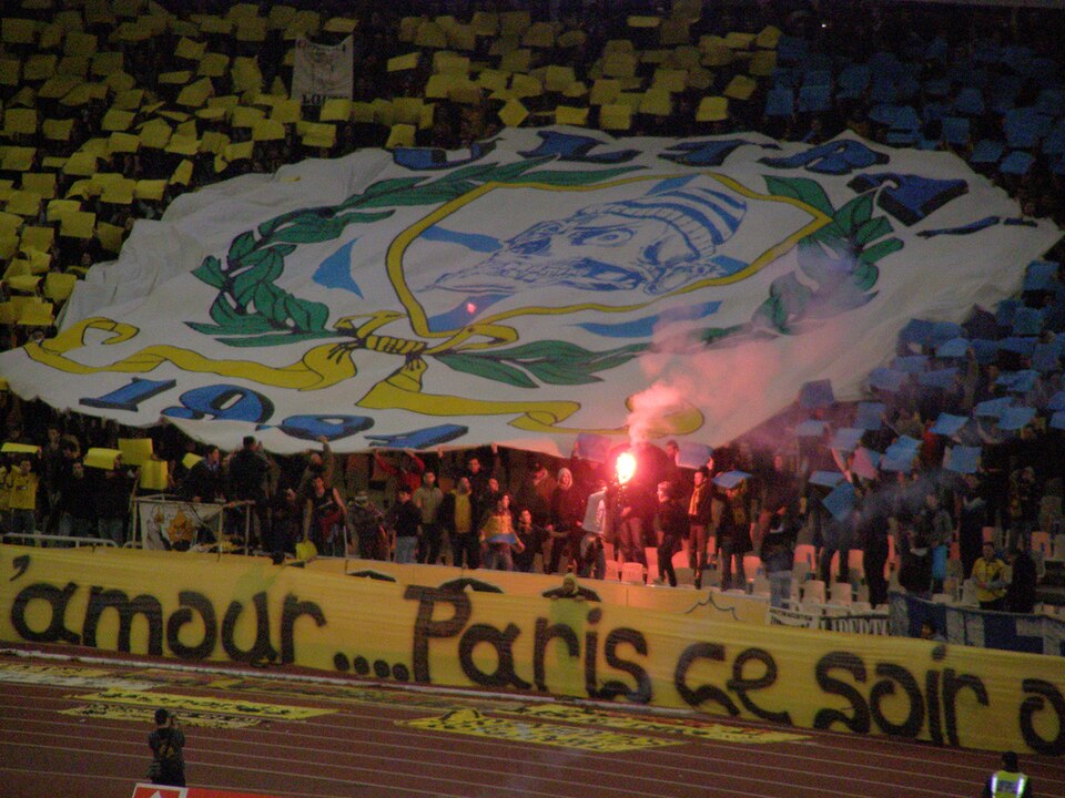 Fayl:AEK fans vs PSG 2007.jpg