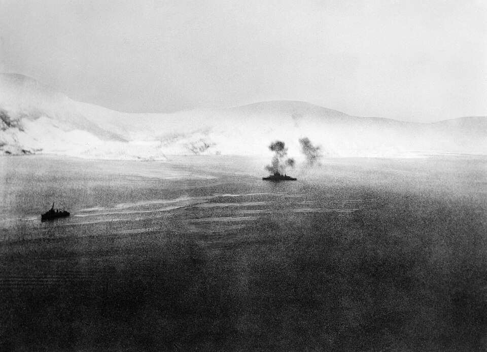 Fayl:HMS Warspite, Norway 1940.jpg