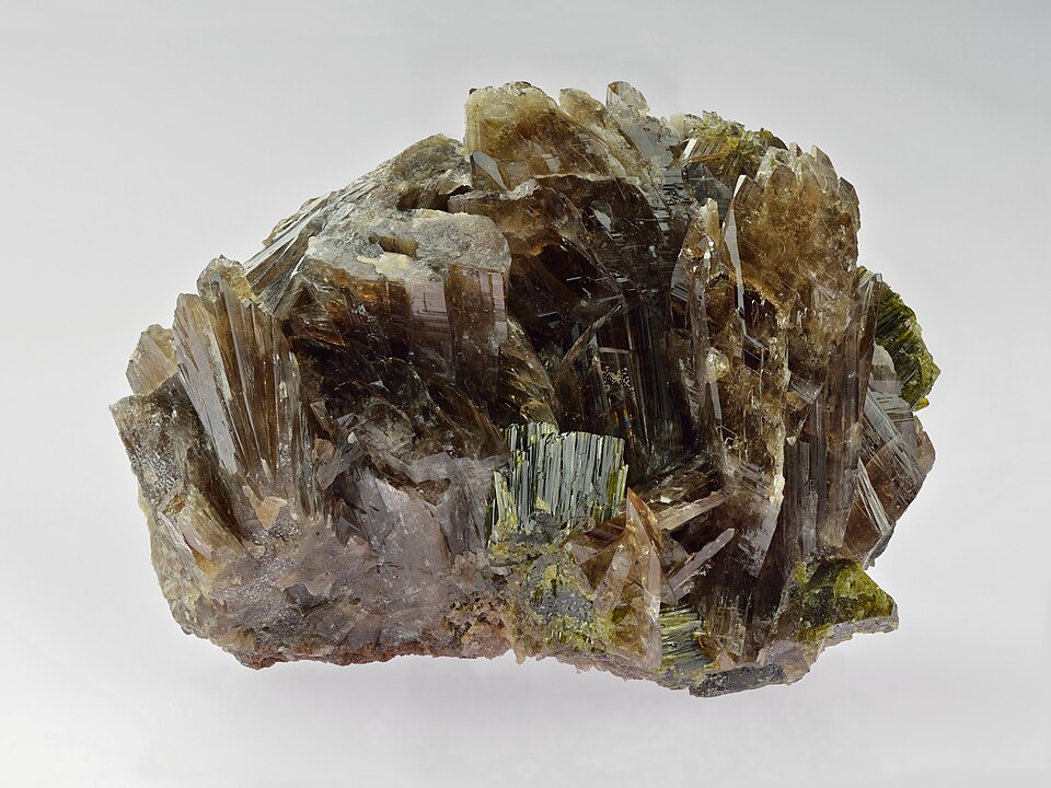 Fayl:Axinite-Mn - Canta, Lima, Peru.jpg