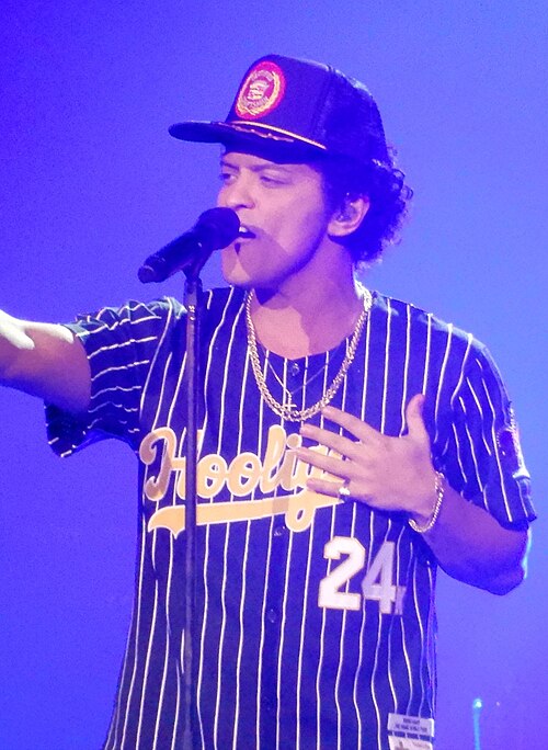 Fayl:BrunoMars24KMagicWorldTourLive (cropped).jpg