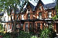 Viktoriya uslubidagi g'ishtli uylar XIX asr oxiri va XX asr boshlarida Torontoning Cabbagetown shahrida qurilgan