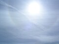 Облачное небо. Синий цвет неба рассеивается на дымке, но не полностью. Отсюда голубоватый оттенок