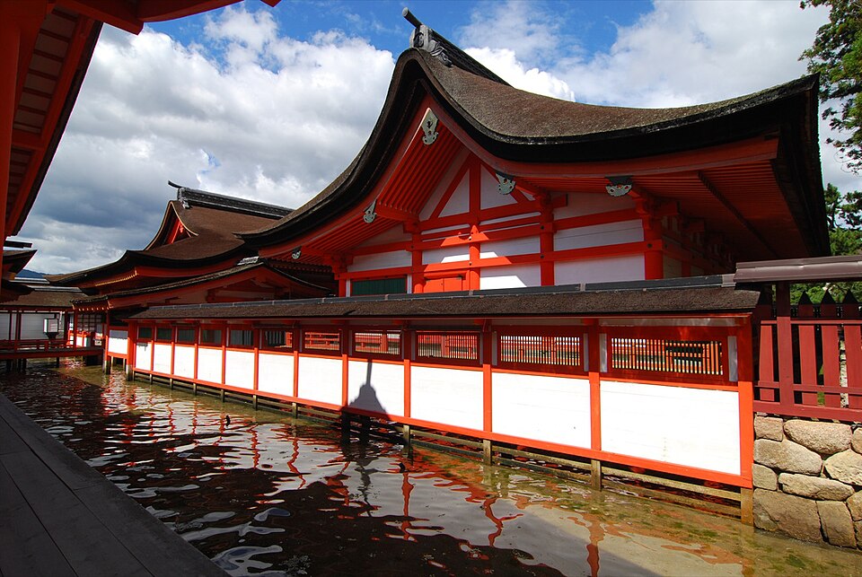 Fayl:Itsukushima Honden Haiden.jpg